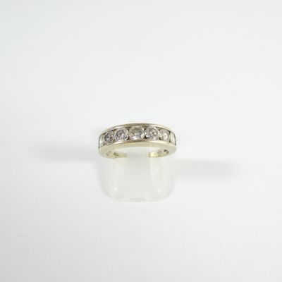 gros plan d'une bague en diamant sur une surface blanche