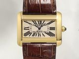 une image montrant un gros plan d'une montre-bracelet ornée de chiffres romains
