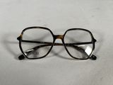 Les lunettes sont posées sur la table, prêtes à être mises.