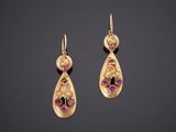 une paire de boucles d'oreilles en or serties de saphirs roses