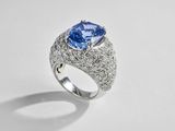 bague en saphir bleu et diamant sur fond blanc