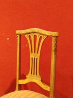 Paire de chaises en bois teinté, assise jaune, dossier ajour… (photo 3)