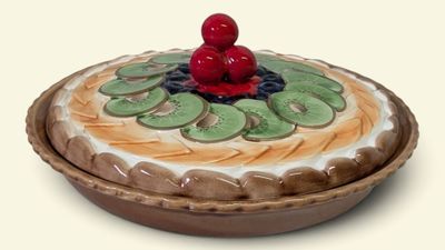 un gâteau garni de kiwis et de cerises