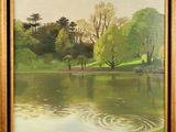 une peinture à l'huile représentant un étang dans un parc, avec des arbres en arrière-plan