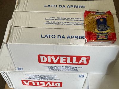 Des boîtes de pâtes sont empilées les unes sur les autres sur une table