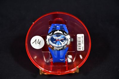 une montre bleue et rouge dans un étui rouge