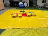 une grande bâche jaune sur laquelle est représenté un animal en peluche