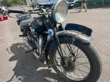 une moto qui est garée dans un parking