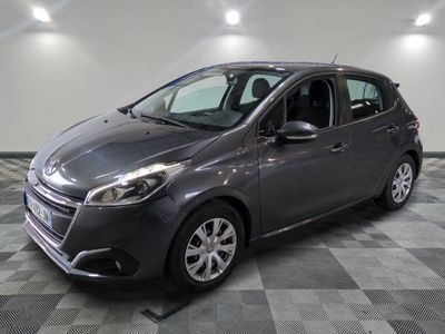 la voiture grise est garée dans le garage sur un sol en damier