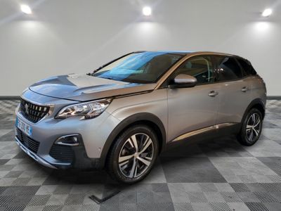 une voiture argentée est garée dans une pièce au sol en damier