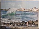 une photo d'un homme debout sur une plage au bord de la mer