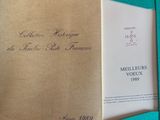un livre ouvert sur une table à côté d'un téléphone portable