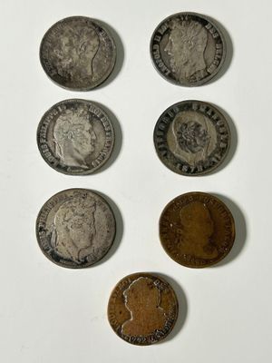 six types de pièces différents sont présentés sur une surface blanche