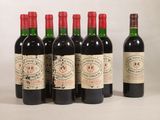 six bouteilles de vin sont alignées sur une table