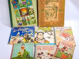 plusieurs livres pour enfants sont alignés sur une surface blanche