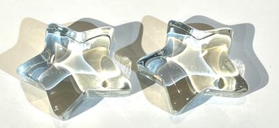 deux morceaux de verre argenté posés sur une surface blanche