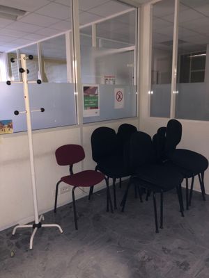 une pièce avec des chaises et une table à l'intérieur