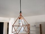 une lampe suspendue au plafond de la pièce