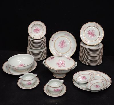 de nombreuses assiettes, tasses et soucoupes sur une table