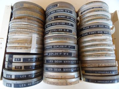 beaucoup de vieilles bobines de film dans une boîte