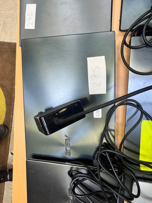 tout un tas de fils et de câbles posés sur un réfrigérateur