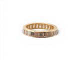 gros plan d'une bague en or sur fond blanc