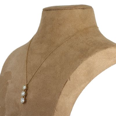 gros plan d'un mannequin portant un collier