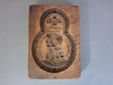 une plaque en bois sur laquelle figure l'image d'un homme et d'une femme