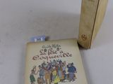 un livre posé sur une table à côté d'une boîte