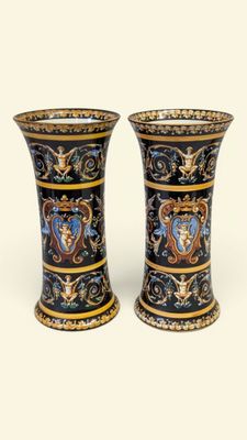 paire de vases noirs et dorés ornés de motifs bleus et dorés