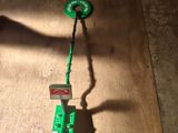 un petit objet vert posé sur une table en bois
