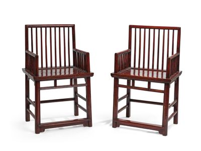 deux chaises en bois placées l'une à côté de l'autre sur une surface blanche