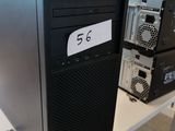 un ordinateur de bureau noir posé sur une table blanche