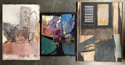 Il y a trois tableaux accrochés au mur : l'un représente une femme et l'autre un homme.