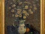 tableau représentant un vase de marguerites et une orange posés sur une table
