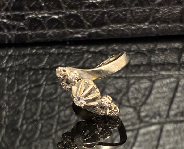 Bague navette en or 18 carats 750 millièmes à décor d’un petit di...