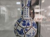 un vase bleu et blanc exposé dans une vitrine