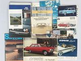 de nombreuses brochures d'anciennes voitures qui sont exposées