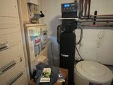 une photo d'une pièce dans laquelle se trouve un chauffe-eau