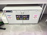 une photo d'une armoire blanche recouverte de nombreux autocollants