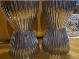 deux vases posés sur une table en bois dans un salon