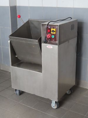 a machine that is sitting on the floor in a room