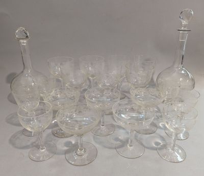 beaucoup de verres à vin et une carafe sur la table