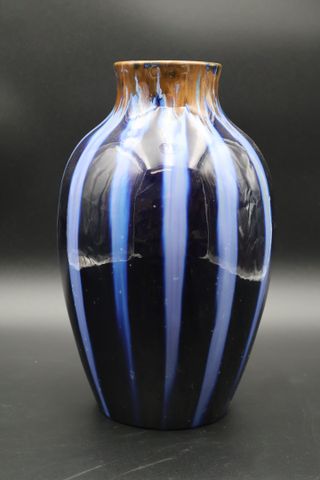 Vase en grès bleu à coulé marron. H 30 cm