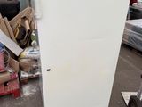 image d'un réfrigérateur blanc dans un entrepôt