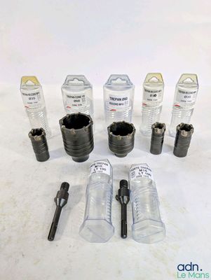 un grand nombre d'outils posés sur la table