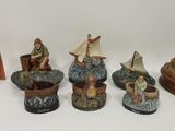 de nombreuses figurines posées sur une table