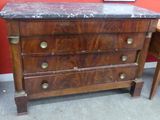 une commode en marbre dans une pièce