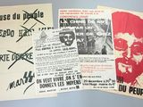 Plusieurs affiches sont accrochées au mur d'une pièce