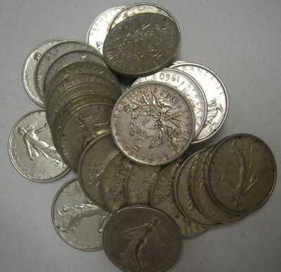 une pile de pièces de monnaie posée sur une table